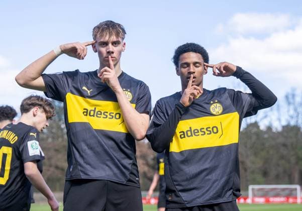 Sport Bilder des Tages Fußball, U 17, Saison 2024 25, B-Junioren Bundesliga, DFB-Nachwuchsliga (Hauptrunde Liga A, Gruppe A, 8. Spieltag), 1. FC Union Berlin - Borussia Dortmund, v. l. Niclas Damberg, Miguel Samuel Adje (beide BVB), Jubel nach Tor zum 1:0, 06.04. 2025, *** Soccer, U 17, Season 2024 25, B Junior Bundesliga, DFB Nachwuchsliga Hauptrunde Liga A, Group A, Matchday 8 , 1 FC Union Berlin Borussia Dortmund, f l Niclas Damberg, Miguel Samuel Adje both BVB , Celebration after goal to 1 0, 06 04 2025, Copyright: xMatthiasxKochx