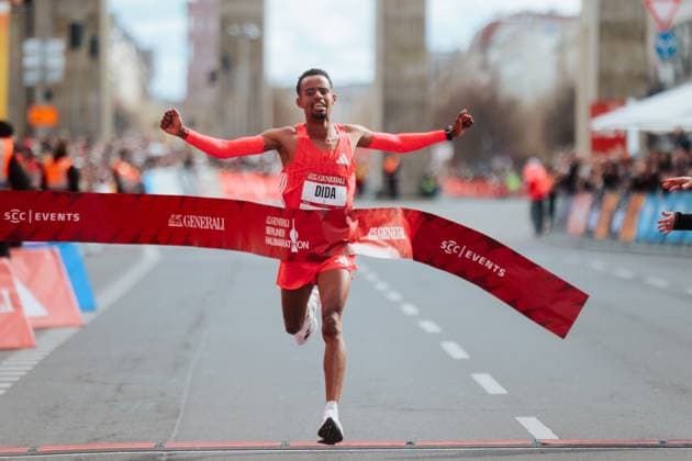 Bilder des Jahres 2025, Sport 04 April Sport Bilder des Tages 06.04.25, Generali Berliner Halbmarathon 2025, SCC Events Gemechu Dida (ETHIOPIA) gewinnt den 44. Generali Halbmarathon 2025 *** 06 04 25, Generali Berlin Half Marathon 2025, SCC Events Gemechu Dida ETHIOPIA wins the 44 Generali Half Marathon 2025