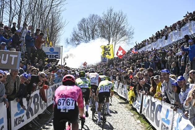Supporters pictured on Oude Kwaremont during the men s race of the Ronde van Vlaanderen Tour des Flandres Tour of Flanders one day cycling race, 268,9km from Brugge to Oudenaarde, Sunday 06 April 2025. POOLxJANxDExMEULENEIR  x119596313x