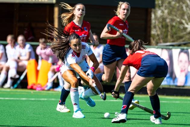 Sport Bilder des Tages Feldhockey, Bundesliga Damen, Bremer HC - Berliner HC 2-1 06.04.2025, Agostina Lovagnini im Zweikampf (weiß links Bremer HC) Bremen Bremer Hockey-Club e.V., Heinrich-Baden-Weg 25, 28355 Bremen Bremen Deutschland *** Field Hockey, Bundesliga Women, Bremer HC Berliner HC 2 1 06 04 2025, Agostina Lovagnini in duel white left Bremer HC Bremen Bremer Hockey Club e V , Heinrich Baden Weg 25, 28355 Bremen Bremen Bremen Germany Damen BHC - Berliner HC 2-1 6.4.2025 LR-9074