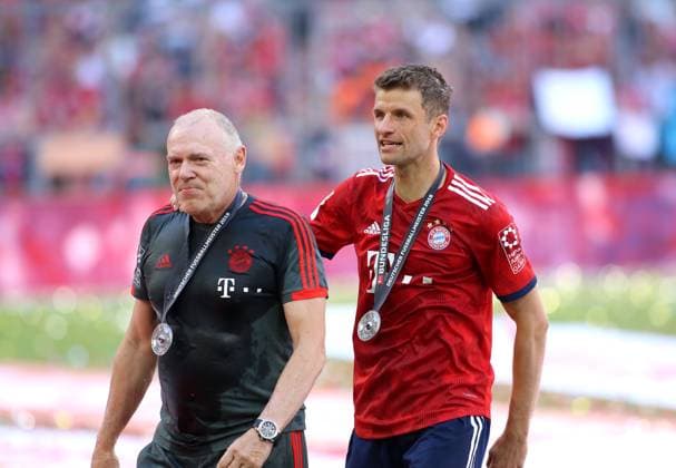 Fussball, Herren, FC Bayern München - VFB Stuttgart , Bundesliga, Allianz Arena Hier bei der Meisterfeier nach dem Spiel im Bild Hermann Gerland, Co-Trainer (FC Bayern München) (li.) mit Thomas Müller Mueller (FC Bayern München) (re.) beim Feiern