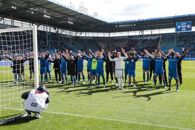 Die Mannschaft vom 1. FC Magdeburg feiert den Sieg vor dem Fanblock - 2. Fußball Bundesliga Saison 2024-2025 1. FC Magdeburg vs. 1. FC Kaiserslautern in der Avnet Arena in Magdeburg - Aktion,Fußball,Mann,Männer,Deutschland,06.04.2025