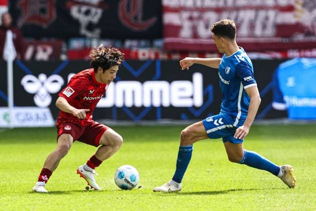 Daisuke Yokota (1. FC Kaiserslautern,41) gegen Tobias Müller (1. FC Magdeburg,5) - 2. Fußball Bundesliga Saison 2024-2025 1. FC Magdeburg vs. 1. FC Kaiserslautern in der Avnet Arena in Magdeburg - Aktion,Fußball,Mann,Männer,Deutschland,06.04.2025