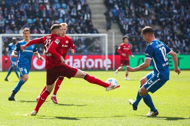 Luca Sirch (1. FC Kaiserslautern,31) gegen Alexander Ahl Holmström (1. FC Magdeburg,12) - 2. Fußball Bundesliga Saison 2024-2025 1. FC Magdeburg vs. 1. FC Kaiserslautern in der Avnet Arena in Magdeburg - Aktion,Fußball,Mann,Männer,Deutschland,06.04.2025