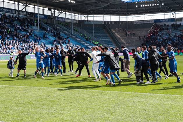 Die Mannschaft vom 1. FC Magdeburg feiert den Sieg vor dem Fanblock - 2. Fußball Bundesliga Saison 2024-2025 1. FC Magdeburg vs. 1. FC Kaiserslautern in der Avnet Arena in Magdeburg - Aktion,Fußball,Mann,Männer,Deutschland,06.04.2025