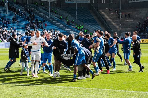 Sport Bilder des Tages Die Mannschaft vom 1. FC Magdeburg feiert den Sieg vor dem Fanblock - 2. Fußball Bundesliga Saison 2024-2025 1. FC Magdeburg vs. 1. FC Kaiserslautern in der Avnet Arena in Magdeburg - Aktion,Fußball,Mann,Männer,Deutschland,06.04.2025