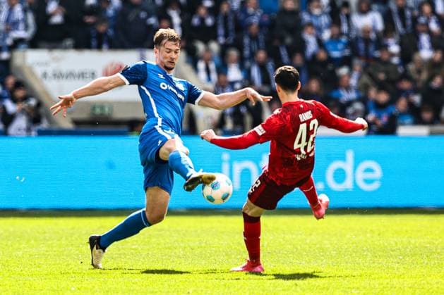 Alexander Ahl Holmström (1. FC Magdeburg,12) gegen Grant Leon Ranos (1. FC Kaiserslautern,42) - 2. Fußball Bundesliga Saison 2024-2025 1. FC Magdeburg vs. 1. FC Kaiserslautern in der Avnet Arena in Magdeburg - Aktion,Fußball,Mann,Männer,Deutschland,06.04.2025