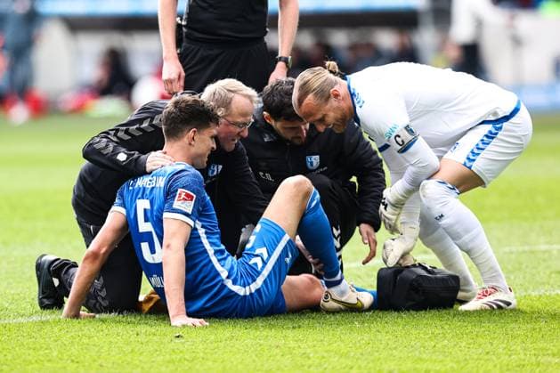 Tobias Müller (1. FC Magdeburg,5) muss verletzt ausgewechselt werden, hier mit Torwart Dominik Reimann (1. FC Magdeburg,1) - 2. Fußball Bundesliga Saison 2024-2025 1. FC Magdeburg vs. 1. FC Kaiserslautern in der Avnet Arena in Magdeburg - Aktion,Fußball,Mann,Männer,Deutschland,06.04.2025