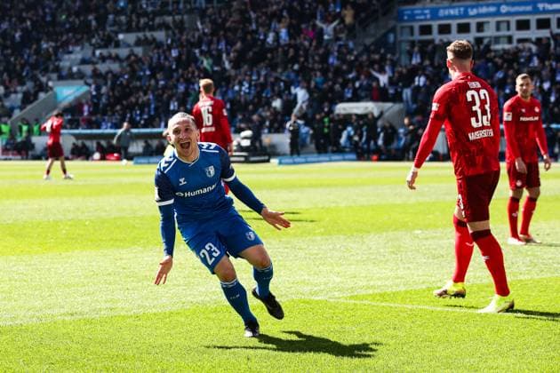Torjubel - Torschütze Baris Atik (1. FC Magdeburg,23) trifft zum 1-0 - 2. Fußball Bundesliga Saison 2024-2025 1. FC Magdeburg vs. 1. FC Kaiserslautern in der Avnet Arena in Magdeburg - Aktion,Fußball,Mann,Männer,Deutschland,06.04.2025