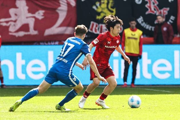 Daisuke Yokota (1. FC Kaiserslautern,41) gegen Alexander Nollenberger (1. FC Magdeburg,17) - 2. Fußball Bundesliga Saison 2024-2025 1. FC Magdeburg vs. 1. FC Kaiserslautern in der Avnet Arena in Magdeburg - Aktion,Fußball,Mann,Männer,Deutschland,06.04.2025