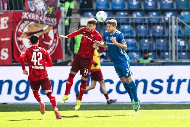 Jan Elvedi (1. FC Kaiserslautern,33) gegen Marcus Mathisen (1. FC Magdeburg,16) - 2. Fußball Bundesliga Saison 2024-2025 1. FC Magdeburg vs. 1. FC Kaiserslautern in der Avnet Arena in Magdeburg - Aktion,Fußball,Mann,Männer,Deutschland,06.04.2025
