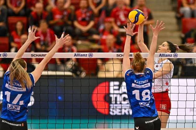 DVL Allianz MTV Stuttgart - Dresdner SC 04.06.2025 DVL, Volleyball, 1. Bundesliga, Damen, Saison 2024 25, Playoff, Halbfinale, Allianz MTV Stuttgart (in Blau), gegen Dresdner SC (in Weiss), Stamatia Kyparissi, im Angriff gegen 14 Kelsey Veltman und 18 Pia Kästner, Copyright: xBEAUTIFULxSPORTS TomxBlochx