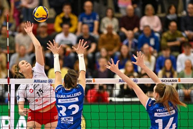 Sport Bilder des Tages DVL Allianz MTV Stuttgart - Dresdner SC 04.06.2025 DVL, Volleyball, 1. Bundesliga, Damen, Saison 2024 25, Playoff, Halbfinale, Allianz MTV Stuttgart (in Blau), gegen Dresdner SC (in Weiss), Marta Levinska im Angriff gegen 33 Maria Segura Palleres, 14 Kelsey Veltman, *** DVL Allianz MTV Stuttgart Dresdner SC 04 06 2025 DVL, Volleyball, 1 Bundesliga, Women, Season 2024 25, Playoff, Semifinal, Allianz MTV Stuttgart in blue , against Dresdner SC in white , Marta Levinska in attack against 33 Maria Segura Palleres, 14 Kelsey Veltman, Copyright: xBEAUTIFULxSPORTS TomxBlochx