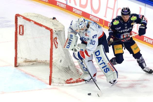 Sport Bilder des Tages DEU, DEL, 1.EBL, Eisbaeren vs. Adler Mannheim, 06.04.2025, Uber-Arena, Berlin, DEU, DEL, 1.EBL, Eisbaeren vs. Adler Mannheim, im Bild Leonhard Pfoederl (Eisbaeren Berlin 93), Arno Tiefensee (Adler Mannheim 30) Foto: Juergen Engler nordphoto GmbH *** DEU, DEL, 1 EBL, Eisbaeren vs Adler Mannheim, 06 04 2025, Uber Arena, Berlin, DEU, DEL, 1 EBL, Eisbaeren vs Adler Mannheim, in the picture Leonhard Pfoederl Eisbaeren Berlin 93 , Arno Tiefensee Adler Mannheim 30 Foto Juergen Engler nordphoto GmbH nordphotoxGmbHx xEngler nph00076