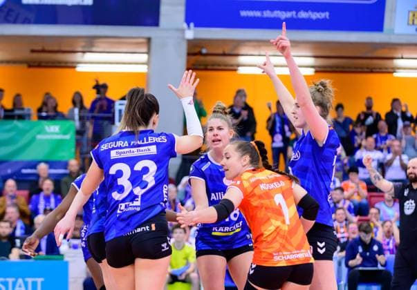 Pia Kaestner (Allianz MTV Stuttgart, 18), Roosa Koskelo (Allianz MTV Stuttgart, 01), , und Team feiern den ersten Satz, Allianz MTV Stuttgart vs. Dresdner SC, Volleyball Bundesliga Frauen, Halbfinale Playoff (Best 1st of 3), Spielzeit 2024 2025, 06.04.2025 Eibner-Pressefoto Andreas Ulmer Allianz MTV Stuttgart vs. Dresdner SC, Volleyball Bundesliga Frauen, Halbfinale Playoff (Best 1st of 3), Spielzeit 2024 2025, 06.04.2025 Stuttgart Copyright: xEibner-Pressefoto AndreasxUlmerx EP_AUR