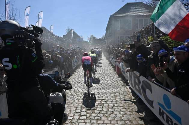 Ronde van Vlaanderen 2025 - Men Elite OUDENAARDE, BELGIUM - APRIL 06 : Walker Max (GBR) of EF Education - Easypost in the Oude Kwaremont pictured during the 109th edition of the Ronde van Vlaanderen, an UCI World Tour cycling race for Men Elite with start in Bruges and finish in Oudenaarde after 268,9 km on April 6, 2025 in Oudenaarde, Belgium, 06 04 2025 ( Motor drive Guy De Vuyst - Oudenaarde Belgium  Copyright: xJanxDexMeuleneirx