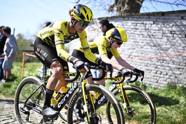 Dutch Marianne Vos of Team Visma-Lease a Bike (L) pictured in action during the women s race of the Ronde van Vlaanderen Tour des Flandres Tour of Flanders one day cycling race, 168,8k with start and finish in Oudenaarde, Sunday 06 April 2025. JASPERxJACOBS  x119625247x
