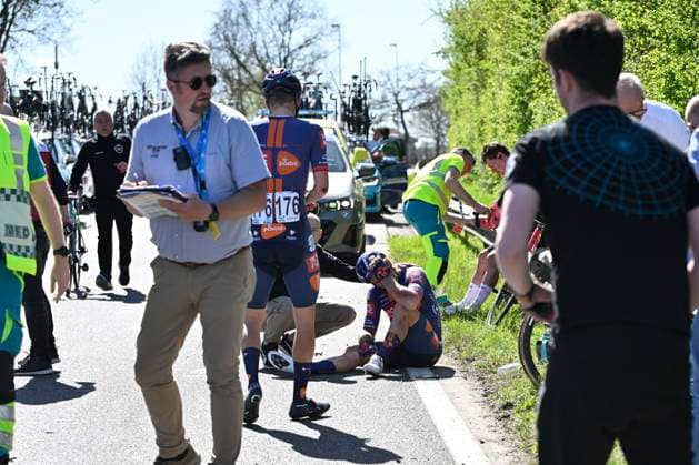 Ronde van Vlaanderen 2025 - Men Elite OUDENAARDE, BELGIUM - APRIL 06 : crash of rider of Team Picnic PostNL pictured during the 109th edition of the Ronde van Vlaanderen, an UCI World Tour cycling race for Men Elite with start in Bruges and finish in Oudenaarde after 268,9 km on April 6, 2025 in Oudenaarde, Belgium, 06 04 2025 ( Motor drive Guy De Vuyst - Oudenaarde Belgium  Copyright: xJanxDexMeuleneirx