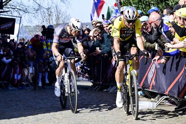Dutch Mathieu van der Poel of Alpecin-Deceuninck and Belgian Wout van Aert of Team Visma-Lease a Bike pictured in action on Oude Kwaremont during the men s race of the Ronde van Vlaanderen Tour des Flandres Tour of Flanders one day cycling race, 268,9km from Brugge to Oudenaarde, Sunday 06 April 2025. DIRKxWAEM  x119626754x