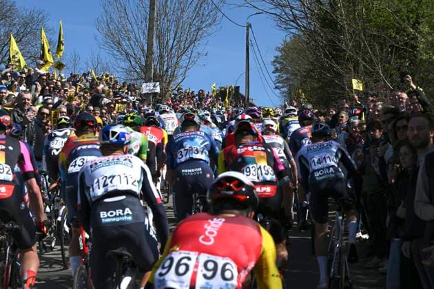Ronde van Vlaanderen 2025 - Men Elite OUDENAARDE, BELGIUM - APRIL 06 : illustration picture peloton pictured during the 109th edition of the Ronde van Vlaanderen, an UCI World Tour cycling race for Men Elite with start in Bruges and finish in Oudenaarde after 268,9 km on April 6, 2025 in Oudenaarde, Belgium, 06 04 2025 ( Motor drive Guy De Vuyst - Oudenaarde Belgium  Copyright: xDarioxBelingherix xPoolx