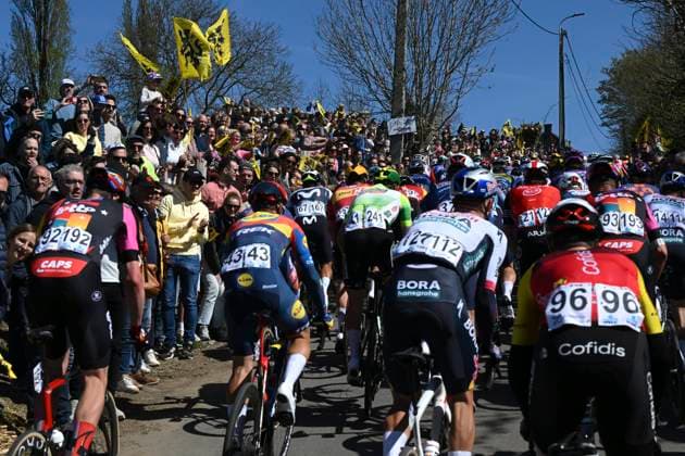 Ronde van Vlaanderen 2025 - Men Elite OUDENAARDE, BELGIUM - APRIL 06 : illustration picture peloton pictured during the 109th edition of the Ronde van Vlaanderen, an UCI World Tour cycling race for Men Elite with start in Bruges and finish in Oudenaarde after 268,9 km on April 6, 2025 in Oudenaarde, Belgium, 06 04 2025 ( Motor drive Guy De Vuyst - Oudenaarde Belgium  Copyright: xDarioxBelingherix xPoolx