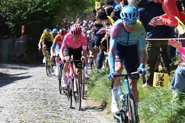 Ronde van Vlaanderen 2025 - Men Elite OUDENAARDE, BELGIUM - APRIL 06 : illustration picture peloton pictured during the 109th edition of the Ronde van Vlaanderen, an UCI World Tour cycling race for Men Elite with start in Bruges and finish in Oudenaarde after 268,9 km on April 6, 2025 in Oudenaarde, Belgium, 06 04 2025 ( Motor drive Guy De Vuyst - Oudenaarde Belgium  Copyright: xDarioxBelingherix xPoolx
