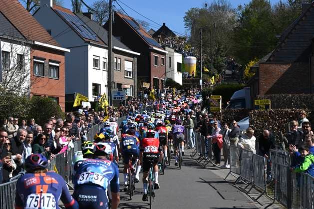 Ronde van Vlaanderen 2025 - Men Elite OUDENAARDE, BELGIUM - APRIL 06 : illustration picture peloton pictured during the 109th edition of the Ronde van Vlaanderen, an UCI World Tour cycling race for Men Elite with start in Bruges and finish in Oudenaarde after 268,9 km on April 6, 2025 in Oudenaarde, Belgium, 06 04 2025 ( Motor drive Guy De Vuyst - Oudenaarde Belgium  Copyright: xDarioxBelingherix xPoolx