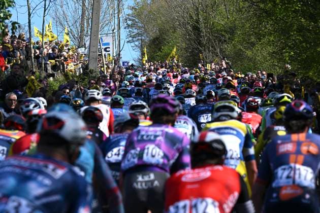 Ronde van Vlaanderen 2025 - Men Elite OUDENAARDE, BELGIUM - APRIL 06 : illustration picture peloton pictured during the 109th edition of the Ronde van Vlaanderen, an UCI World Tour cycling race for Men Elite with start in Bruges and finish in Oudenaarde after 268,9 km on April 6, 2025 in Oudenaarde, Belgium, 06 04 2025 ( Motor drive Guy De Vuyst - Oudenaarde Belgium  Copyright: xDarioxBelingherix xPoolx