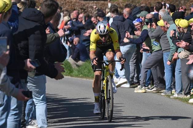 Ronde van Vlaanderen 2025 - Men Elite OUDENAARDE, BELGIUM - APRIL 06 : Van Aert Wout (BEL) of Team Visma - Lease a Bike pictured during the 109th edition of the Ronde van Vlaanderen, an UCI World Tour cycling race for Men Elite with start in Bruges and finish in Oudenaarde after 268,9 km on April 6, 2025 in Oudenaarde, Belgium, 06 04 2025 ( Motor drive Guy De Vuyst - Oudenaarde Belgium  Copyright: xDarioxBelingherix xPoolx