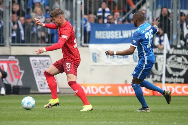 06.04.2025, xmohx, Fussball 2.Bundesliga, 1.FC Magdeburg - 1.FC Kaiserslautern v.l. Jan Elvedi (1. FC Kaiserslautern) Silas Gnaka (1.FC Magdeburg) Zweikampf, Aktion, action, battle for the ball (DFL DFB REGULATIONS PROHIBIT ANY USE OF PHOTOGRAPHS as IMAGE SEQUENCES and or QUASI-VIDEO) Magdeburg