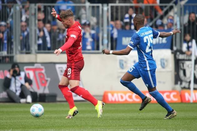 06.04.2025, xmohx, Fussball 2.Bundesliga, 1.FC Magdeburg - 1.FC Kaiserslautern v.l. Jan Elvedi (1. FC Kaiserslautern) Silas Gnaka (1.FC Magdeburg) Zweikampf, Aktion, action, battle for the ball (DFL DFB REGULATIONS PROHIBIT ANY USE OF PHOTOGRAPHS as IMAGE SEQUENCES and or QUASI-VIDEO) Magdeburg