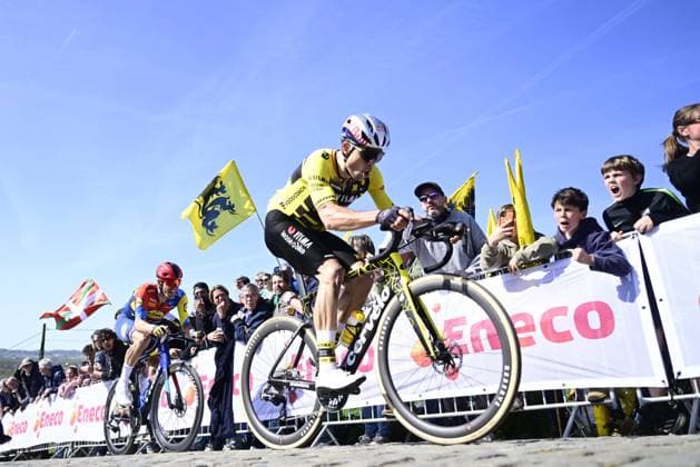 Ronde van Vlaanderen 2025 - Men Elite OUDENAARDE, BELGIUM - APRIL 06 : Stuyven Jasper (BEL) of Lidl - Trek, Van Aert Wout (BEL) of Team Visma - Lease a Bike pictured during the 109th edition of the Ronde van Vlaanderen, an UCI World Tour cycling race for Men Elite with start in Bruges and finish in Oudenaarde after 268,9 km on April 6, 2025 in Oudenaarde, Belgium, 06 04 2025 ( Motor drive Guy De Vuyst - Oudenaarde Belgium  Copyright: xPeterxDexVoechtx