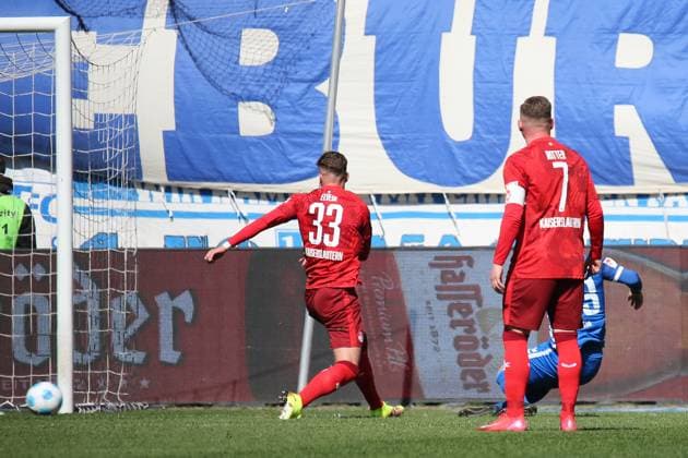 06.04.2025, xmohx, Fussball 2.Bundesliga, 1.FC Magdeburg - 1.FC Kaiserslautern v.l. Baris Atik (1.FC Magdeburg) Torschuetze, erzielt das Tor, Treffer, scores the goal 1:0 Jan Elvedi (1. FC Kaiserslautern) Marlon Ritter (1. FC Kaiserslautern) (DFL DFB REGULATIONS PROHIBIT ANY USE OF PHOTOGRAPHS as IMAGE SEQUENCES and or QUASI-VIDEO) Magdeburg