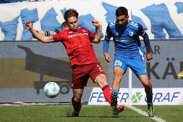 06.04.2025, xmohx, Fussball 2.Bundesliga, 1.FC Magdeburg - 1.FC Kaiserslautern v.l. Florian Kleinhansl (1. FC Kaiserslautern) Livan Burcu (1.FC Magdeburg) Zweikampf, Aktion, action, battle for the ball (DFL DFB REGULATIONS PROHIBIT ANY USE OF PHOTOGRAPHS as IMAGE SEQUENCES and or QUASI-VIDEO) Magdeburg