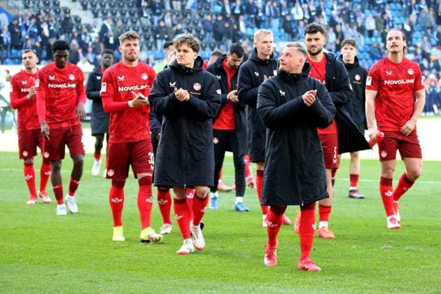 06.04.2025, xmohx, Fussball 2.Bundesliga, 1.FC Magdeburg - 1.FC Kaiserslautern v.l. Spieler des FCK Enttäuscht, traurig, frustriert (DFL DFB REGULATIONS PROHIBIT ANY USE OF PHOTOGRAPHS as IMAGE SEQUENCES and or QUASI-VIDEO) Magdeburg