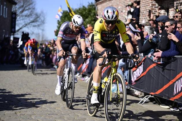 Ronde van Vlaanderen 2025 - Men Elite OUDENAARDE, BELGIUM - APRIL 06 : Van Der Poel Mathieu (NED) of Alpecin - Deceuninck, Van Aert Wout (BEL) of Team Visma - Lease a Bike pictured during the 109th edition of the Ronde van Vlaanderen, an UCI World Tour cycling race for Men Elite with start in Bruges and finish in Oudenaarde after 268,9 km on April 6, 2025 in Oudenaarde, Belgium, 06 04 2025 ( Motordriver Guy De Vuyst - Oudenaarde Belgium  Copyright: xNicoxVereeckenx