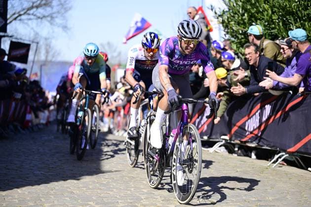 Ronde van Vlaanderen 2025 - Men Elite OUDENAARDE, BELGIUM - APRIL 06 : Matthews Michael (AUS) of Team Jayco AlUla pictured during the 109th edition of the Ronde van Vlaanderen, an UCI World Tour cycling race for Men Elite with start in Bruges and finish in Oudenaarde after 268,9 km on April 6, 2025 in Oudenaarde, Belgium, 06 04 2025 ( Motordriver Guy De Vuyst - Oudenaarde Belgium  Copyright: xNicoxVereeckenx