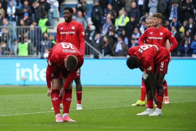 06.04.2025, xmohx, Fussball 2.Bundesliga, 1.FC Magdeburg - 1.FC Kaiserslautern v.l. Faride Alidou (1. FC Kaiserslautern) Erik Wekesser (1. FC Kaiserslautern) Ragnar Ache (1. FC Kaiserslautern) Enttäuscht, traurig, frustriert (DFL DFB REGULATIONS PROHIBIT ANY USE OF PHOTOGRAPHS as IMAGE SEQUENCES and or QUASI-VIDEO) Magdeburg