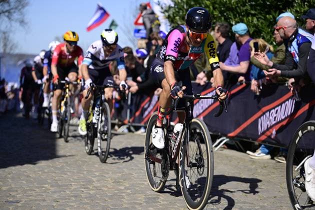 Ronde van Vlaanderen 2025 - Men Elite OUDENAARDE, BELGIUM - APRIL 06 : Livyns Arjen (BEL) of Lotto pictured during the 109th edition of the Ronde van Vlaanderen, an UCI World Tour cycling race for Men Elite with start in Bruges and finish in Oudenaarde after 268,9 km on April 6, 2025 in Oudenaarde, Belgium, 06 04 2025 ( Motordriver Guy De Vuyst - Oudenaarde Belgium  Copyright: xNicoxVereeckenx