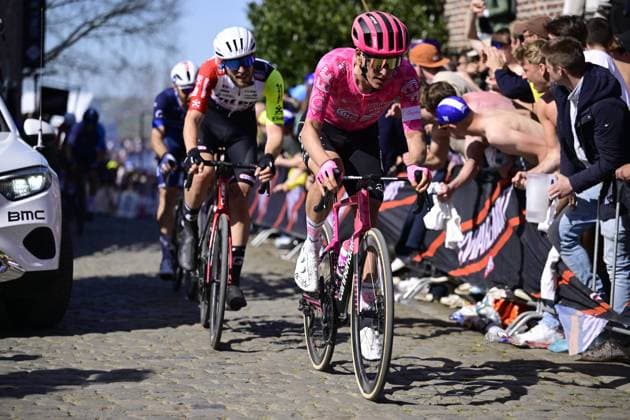 Ronde van Vlaanderen 2025 - Men Elite OUDENAARDE, BELGIUM - APRIL 06 : Powless Neilson (USA) of EF Education - EasyPost pictured during the 109th edition of the Ronde van Vlaanderen, an UCI World Tour cycling race for Men Elite with start in Bruges and finish in Oudenaarde after 268,9 km on April 6, 2025 in Oudenaarde, Belgium, 06 04 2025 ( Motordriver Guy De Vuyst - Oudenaarde Belgium  Copyright: xNicoxVereeckenx