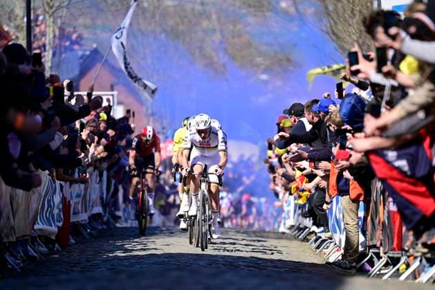Ronde van Vlaanderen 2025 - Men Elite OUDENAARDE, BELGIUM - APRIL 06 : Pogacar Tadej (SLO) of UAE Team Emirates - XRG pictured during the 109th edition of the Ronde van Vlaanderen, an UCI World Tour cycling race for Men Elite with start in Bruges and finish in Oudenaarde after 268,9 km on April 6, 2025 in Oudenaarde, Belgium, 06 04 2025 ( Motordriver Guy De Vuyst - Oudenaarde Belgium  Copyright: xNicoxVereeckenx