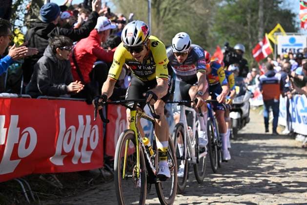Ronde van Vlaanderen 2025 - Men Elite OUDENAARDE, BELGIUM - APRIL 06 : Van Aert Wout (BEL) of Team Visma - Lease a Bike, Van Der Poel Mathieu (NED) of Alpecin - Deceuninck pictured during the 109th edition of the Ronde van Vlaanderen, an UCI World Tour cycling race for Men Elite with start in Bruges and finish in Oudenaarde after 268,9 km on April 6, 2025 in Oudenaarde, Belgium, 06 04 2025 ( Motor drive Guy De Vuyst - Oudenaarde Belgium  Copyright: xJanxDexMeuleneirx