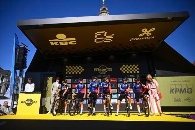 Ronde van Vlaanderen 2025 - Women Elite OUDENAARDE, BELGIUM - APRIL 06 : Team FDJ - SUEZ on stage before the start of the race pictured during the 22th edition of the Ronde van Vlaanderen for Women Elite, an UCI Women s World Tour cycling race organized by Flanders Classics with start and finish in Oudenaarde after 168,8 km on April 6, 2025 in Oudenaarde, Belgium, 06 04 2025 Oudenaarde Belgium  Copyright: xGregoryxVanxGansenx