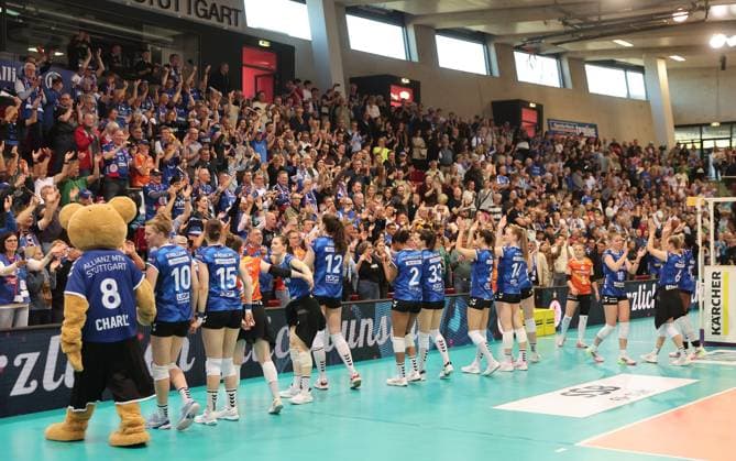 Stuttgart , Volleyball Frauen Bundesliga PlayOffs Halbfinale Spiel 1 , Allianz MTV Stuttgart vs. Dresdner SC , Jubel Stuttgart mit den Fans
