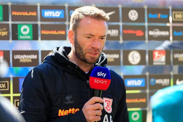 06.04.2025, xrhsx, Fussball 2.Bundesliga, SV Elversberg - Jahn Regensburg v.l. Trainer Coach Andreas Patz (SSV Jahn Regensburg) bei SKY nach dem Spiel (DFL DFB REGULATIONS PROHIBIT ANY USE OF PHOTOGRAPHS as IMAGE SEQUENCES and or QUASI-VIDEO) Elversberg