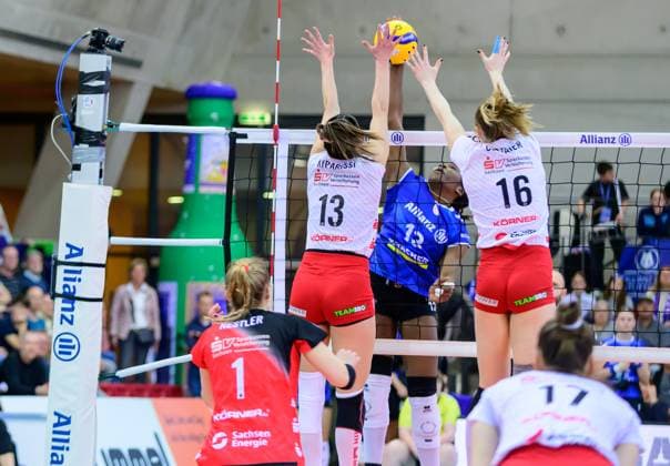 Stamatia Kyparissi (Dresdner SC, 13), und Emma Clothier (Dresdner SC, 16)erfolgreich beim Block, gegen ,Krystal Rivers (Allianz MTV Stuttgart, 13), Allianz MTV Stuttgart vs. Dresdner SC, Volleyball Bundesliga Frauen, Halbfinale Playoff (Best 1st of 3), Spielzeit 2024 2025, 06.04.2025 Eibner-Pressefoto Andreas Ulmer Allianz MTV Stuttgart vs. Dresdner SC, Volleyball Bundesliga Frauen, Halbfinale Playoff (Best 1st of 3), Spielzeit 2024 2025, 06.04.2025 Stuttgart Copyright: xEibner-Pressefoto AndreasxUlmerx EP_AUR