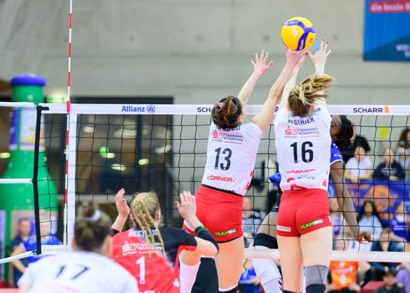 Stamatia Kyparissi (Dresdner SC, 13), und Emma Clothier (Dresdner SC, 16) beim Block, Allianz MTV Stuttgart vs. Dresdner SC, Volleyball Bundesliga Frauen, Halbfinale Playoff (Best 1st of 3), Spielzeit 2024 2025, 06.04.2025 Eibner-Pressefoto Andreas Ulmer Allianz MTV Stuttgart vs. Dresdner SC, Volleyball Bundesliga Frauen, Halbfinale Playoff (Best 1st of 3), Spielzeit 2024 2025, 06.04.2025 Stuttgart Copyright: xEibner-Pressefoto AndreasxUlmerx EP_AUR