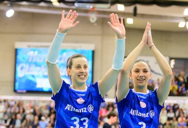 Team Allianz MTV Stuttgart, das Team laesst sich fuer den 3:0 Erfolg feiern, u.a,Milana Bozic (Allianz MTV Stuttgart, 03), Allianz MTV Stuttgart vs. Dresdner SC, Volleyball Bundesliga Frauen, Halbfinale Playoff (Best 1st of 3), Spielzeit 2024 2025, 06.04.2025 Eibner-Pressefoto Andreas Ulmer Allianz MTV Stuttgart vs. Dresdner SC, Volleyball Bundesliga Frauen, Halbfinale Playoff (Best 1st of 3), Spielzeit 2024 2025, 06.04.2025 Stuttgart Copyright: xEibner-Pressefoto AndreasxUlmerx EP_AUR
