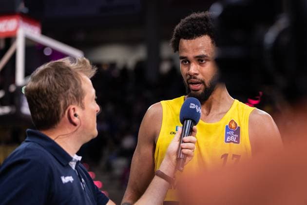 easyCredit Basketball Bundesliga, Telekom Baskets Bonn vs. EWE Baskets Oldenburg, 06.04.2025 Norris Agbakoko (EWE Baskets Oldenburg 17) am DYN Mikrofon bei Chris Schmidt - easyCredit Basketball Bundesliga, Telekom Baskets Bonn vs. EWE Baskets Oldenburg, 06.04.2025, Telekom Dome Bonn Copyright: xBEAUTIFULxSPORTS Derixx