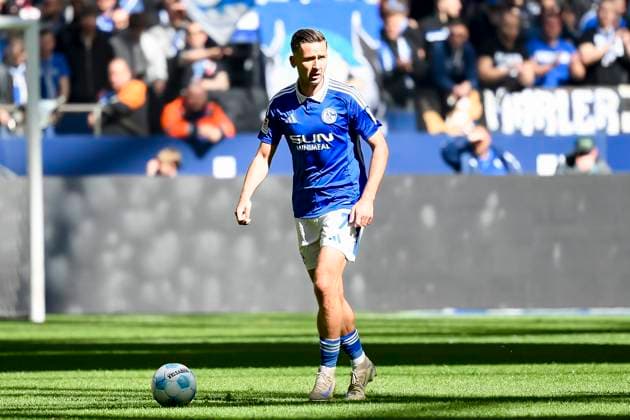 Paul Seguin (FC Schalke 04) kontrolliert den Ball waehrend des Spiels der 2. Bundesliga zwischen FC Schalke 04 und SSV Ulm 1846, Veltins Arena am 06. April 2025 in Gelsenkirchen, Deutschland. (Foto von Max Maiwald DeFodi Images) +++ Paul Seguin (FC Schalke 04) controls the ball during the Second Bundesliga match between FC Schalke 04 and SSV Ulm 1846 at Veltins Arena on April 6, 2025 in Gelsenkirchen Germany. (Photo by Max Maiwald DeFodi Images) DFL regulations prohibit any use of photographs as image sequences and or quasi-video. (Photo by Max Maiwald DeFodi Images)
